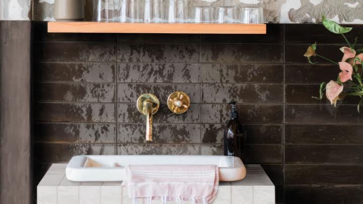 Dark glossy subway tile bathroom backsplash with horizontal layout
